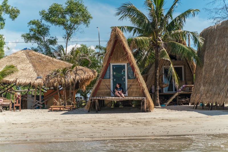 Young Wild and Free - beach bar restaurant and bungalows