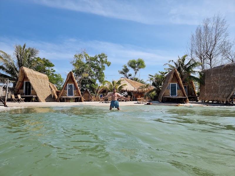 Young Wild and Free - beach bar restaurant and bungalows