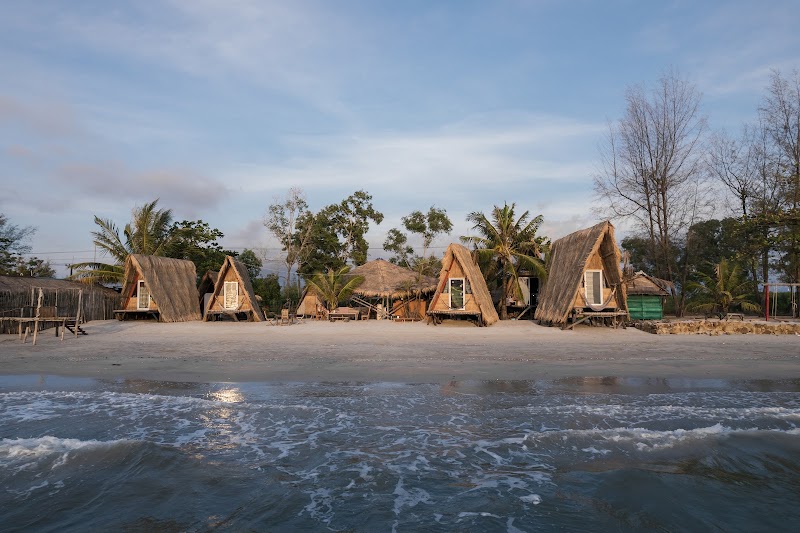 Young Wild and Free - beach bar restaurant and bungalows