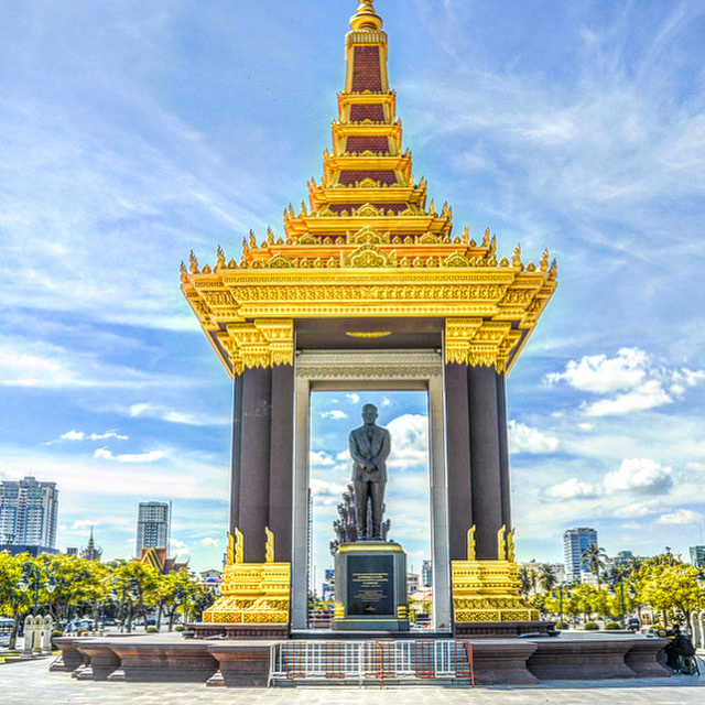 Statue of His Majesty Preah Bat Samdech Preah Norodom Sihanouk — À voir, Phnom Penh