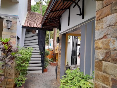 Klampou Boutique