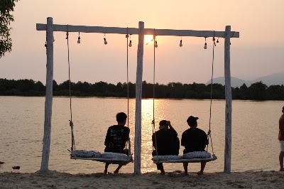 ផ្ទះលំហែឆ្នេរចុងប៉ូច The Last Beach House