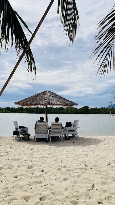 ផ្ទះលំហែឆ្នេរចុងប៉ូច The Last Beach House