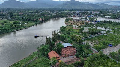 Sun & Roots Kampot Hostel
