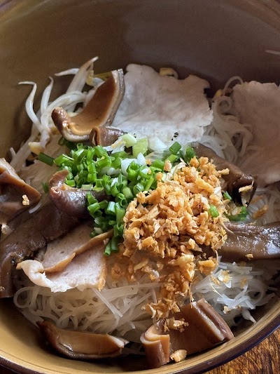មីលាក់ខ្លួន កូនដំរី