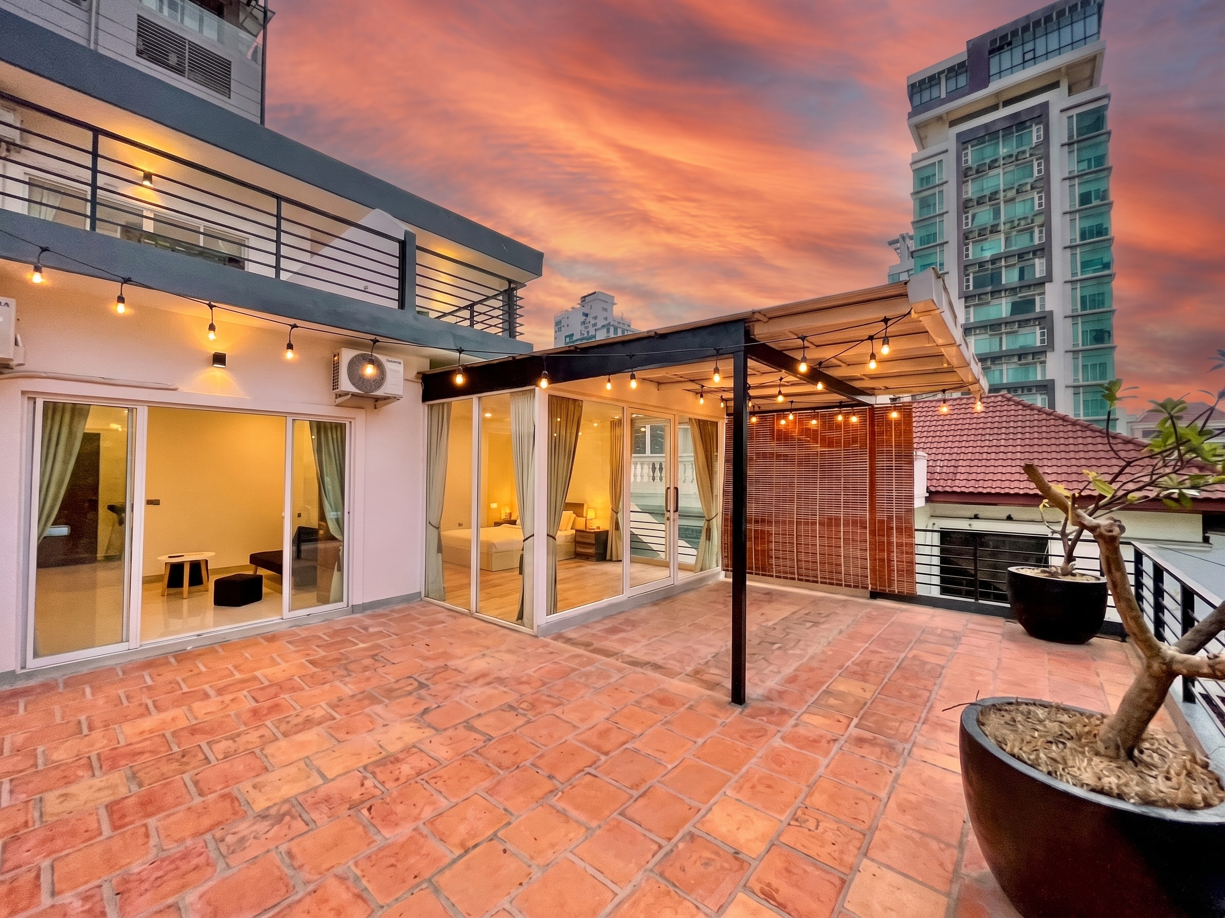 Penthouse 2-bedroom with terrace